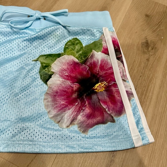 Jennifer Lopez Light Blue Skirt - Picture 2 of 4